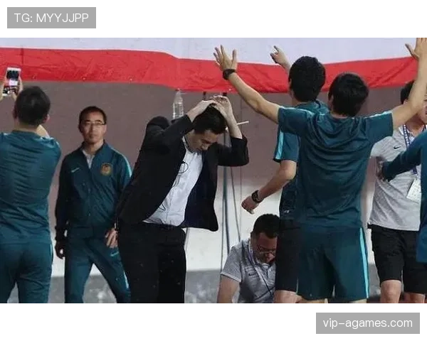 替补席吃红牌，为何教练也会被罚下？